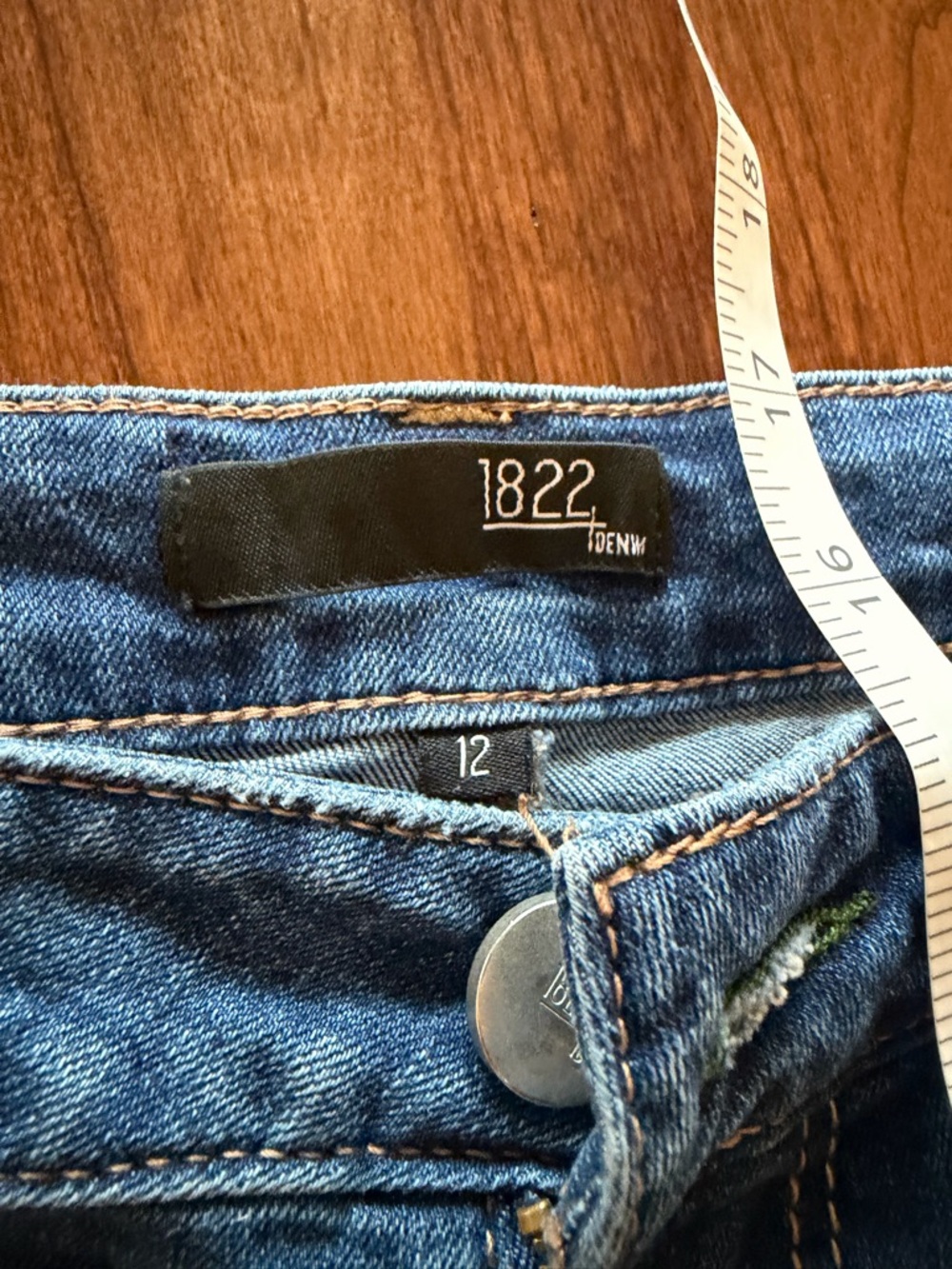 1822 Denim Curvy Rolled Shorts in Laura | Size 12 | Medium Wash - Picture 2 of 5